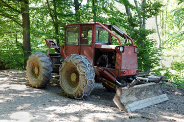 Logging tractor for harvesting felled trees in the forest