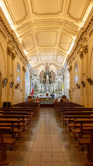 Fototapeta na wymiar Nave central Basílica Andacollo