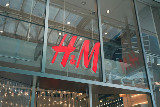 H&M 企業の看板 ロゴマーク