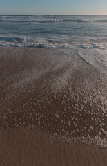 Fototapeta na wymiar No hay nada como el sonido de las olas rompiendo y la sensación de la arena entre los dedos de los pies mientras caminas por la orilla. Estos recuerdos son perfectos y están esperando a ser fotografia