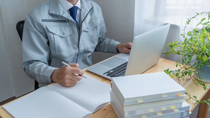 働きながら資格取得を目指す建設系ビジネスマン イメージ