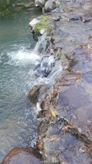Pequeña cascada de un río
