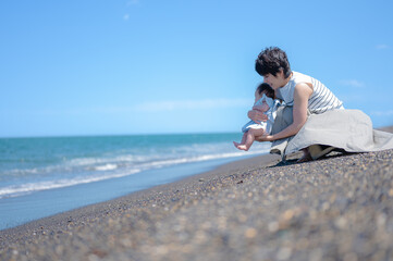 海と楽しそうな親子