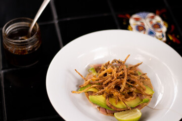Tostada de atún marinado 