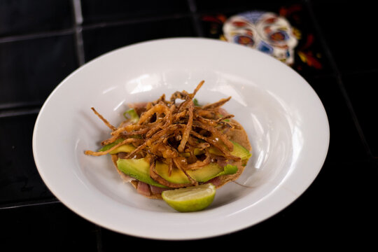 Tostada de at&uacute;n laminado 