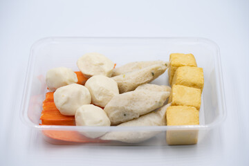 Tofu with fish, crab sticks, and meatballs They are used to make sukiyaki, which is even more delicious when served with shabu suki sauce.