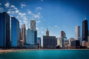 Fototapeta na wymiar city skyline of Chicago from the beach
