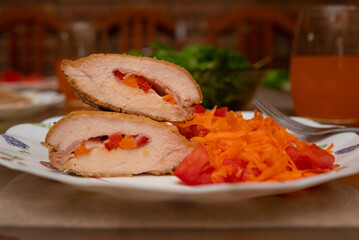 suprema rellena milanesa con ensalada