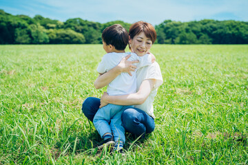 Fototapeta premium 子供を抱きしめる母親 