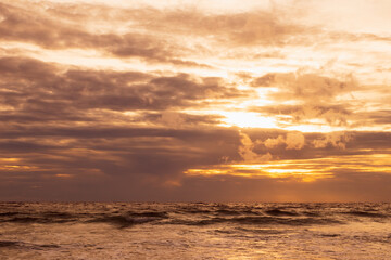 Naklejka premium Ocean waves in the evening before the rain.