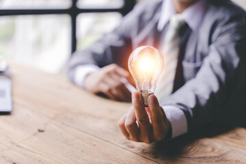Think of the idea of ​​holding a light bulb. Innovative ideas that are inspirational and energy...