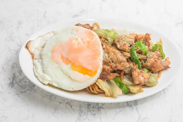 焼きそばと目玉焼き