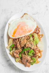 焼きそばと目玉焼き