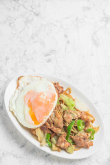 焼きそばと目玉焼き