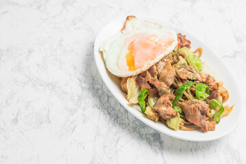 焼きそばと目玉焼き