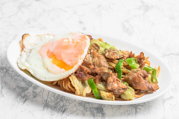 焼きそばと目玉焼き