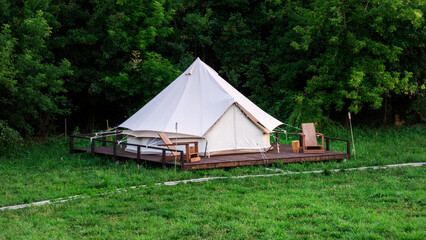 Tent at glamping © frimufilms