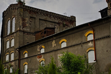 Stary młyn  z początku 20 wieku , nieco zaniedbany i zrujnowany . Ruiny , zabytkowego , budynku przemysłowego . - obrazy, fototapety, plakaty