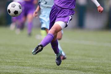 フットボール、サッカーでドリブルする選手の足 - obrazy, fototapety, plakaty