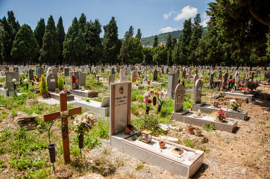 Staglieno, Genova, Italia - 22 giugno 2021: Cimitero monumentale..Tombe e lapidi riprese in cimitero. Ricordo dei morti. Sepoltura.