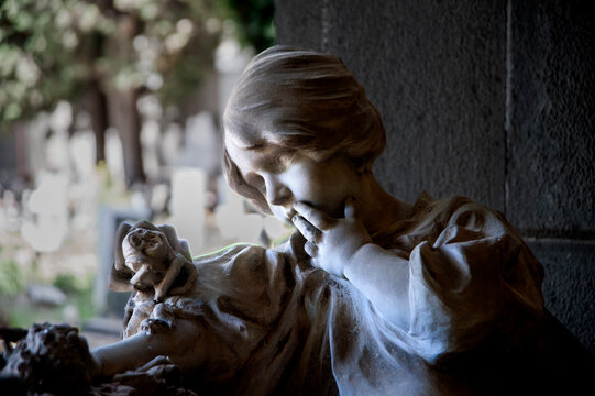 Staglieno, Genova, Italia - 22 giugno 2021: Cimitero monumentale..Statua. Scultura. Ritratto, primo piano di bambini. Fotografia scattata in cimitero monumentale.