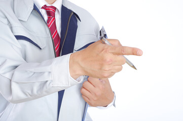 指差しをして確認をする作業服姿の男性