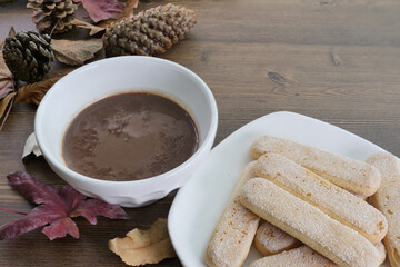 Obraz na płótnie Canvas Autunno, piatto con biscotti tazza di cioccolato caldo a colazione