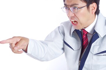 怒り狂う作業服姿の男性