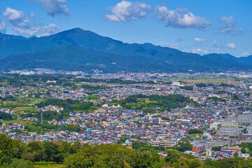 神奈川県の湘南平から北側の丹沢山系と平塚市方面の眺望