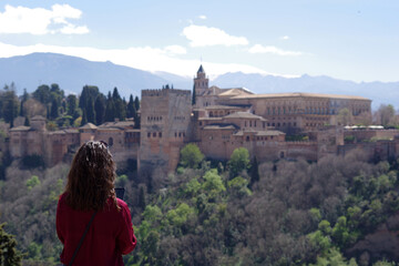 Jeune femme prenant en photo l'Alhambra