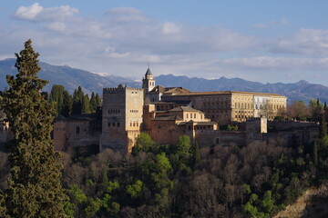 Fototapeta na wymiar L'Alhambra se découpant devant la Sierra Nevada enneigée