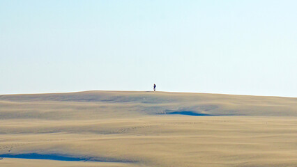 Pustynny krajobraz Człowiek na pustyni - obrazy, fototapety, plakaty