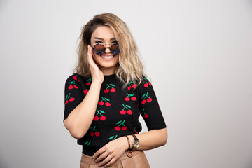 Fototapeta premium Blonde woman with glasses looking at camera