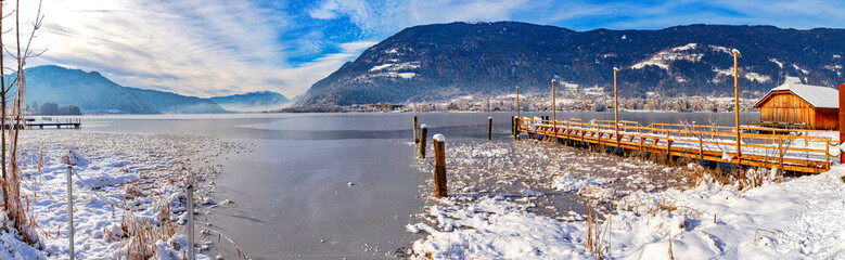 View of a dreamy winter landscape at the lake Ossiacher See in Carinthia, Austria. Blick auf eine verträumte Winterlandschaft am Ossiacher Sees in Kärnten, Österreich
