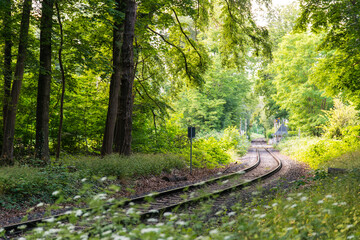 Landschaft mit Bahnschienen