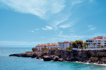 Fototapeta na wymiar Imagen de la costa con casas al fondo y el mar