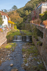Ruisseau dans le village historique de Roquefère dans le département de l'Aude en région...