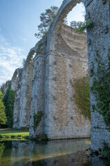Fototapeta na wymiar Vestiges de l'aqueduc du château de Maintenon dans l'Eure-et-Loir. Ce projet, débuté par Louis XIV n'a jamais été achevé