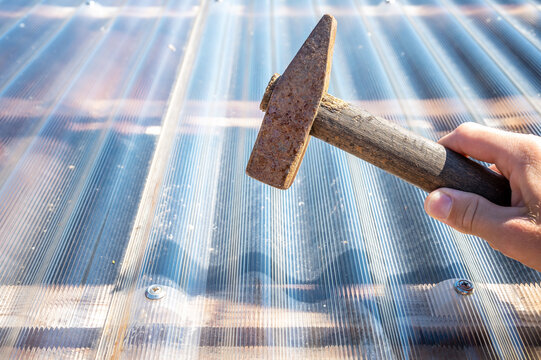 Transparentes Dach mit hagelsicheren Wellplatten aus Polycarbonat f&uuml;r die Terrasse oder das Carport