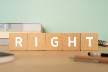 「RIGHT」と書かれたブロックが置かれたデスク
