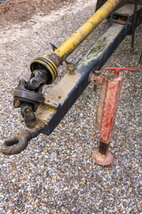 Cardan de prise de force sur un vieux pulv&eacute;risateur sans capuchon de protection de s&eacute;curit&eacute;