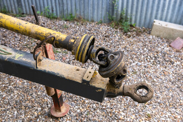 Cardan de prise de force sur un vieux pulvérisateur sans capuchon de protection de sécurité