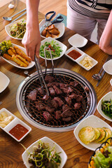 집게로 잡은 한국식 소고기 바비큐와 식단
