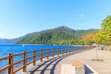 Fototapeta premium 初秋ブルーの支笏湖「北海道」