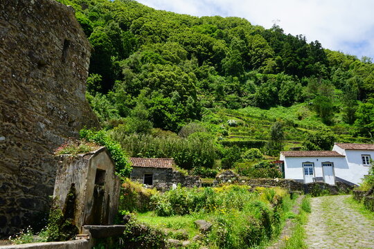 Abandoned building in Trilho do Sanguinho trail over Fajal da Terra, Sao Miguel, Azores, Portugal