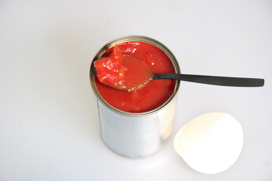 Konserven, Dose, Blechdose, Konserve, Tomaten, 
Tomatenst&uuml;cke, L&ouml;ffel, Tomatensuppe, gesch&auml;lte
Tomaten, Rot, Dosentomaten,
