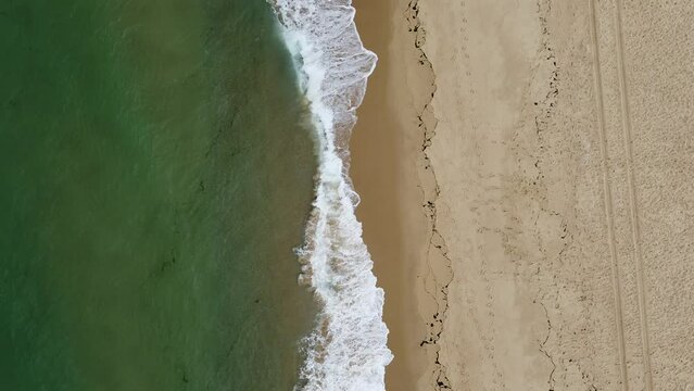 Wellen des Meeres treffen auf den Bezaubernden Sandstrand