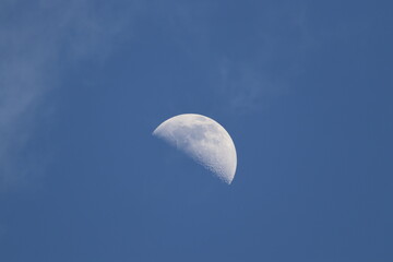 Media luna al atardecer en todo su esplendor