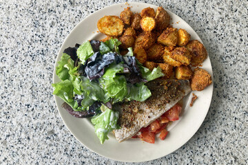 Seehecht, Kartoffeln, Salat