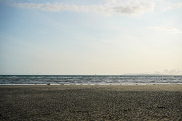 Obraz premium Evening sun on a sandy beach